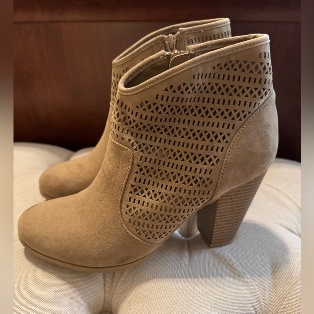 ❤️BOGO*
Me too tan faux suede ankle booties - 11